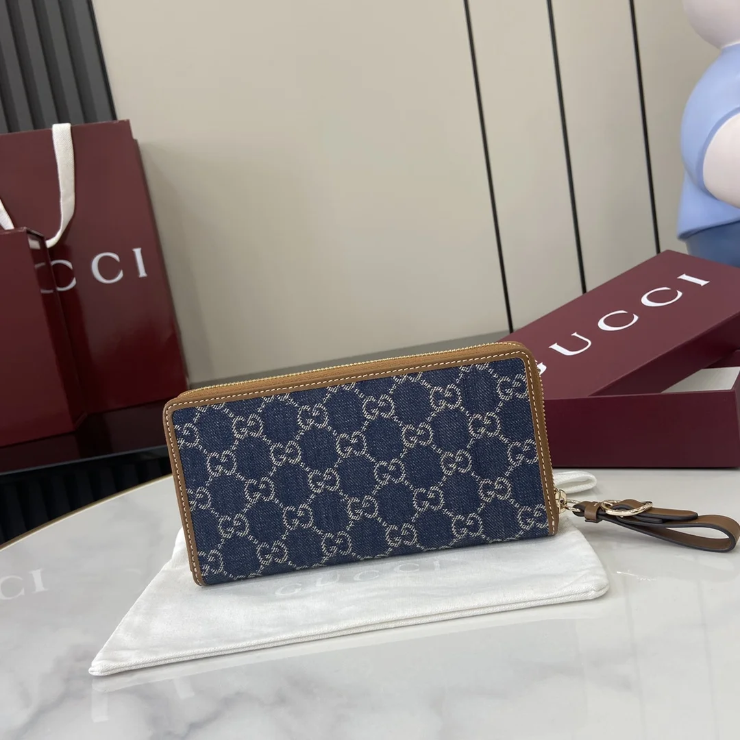 1-1520 UbestLuxury Gucci GG Emblem Wallet main product photo SKU GU25470