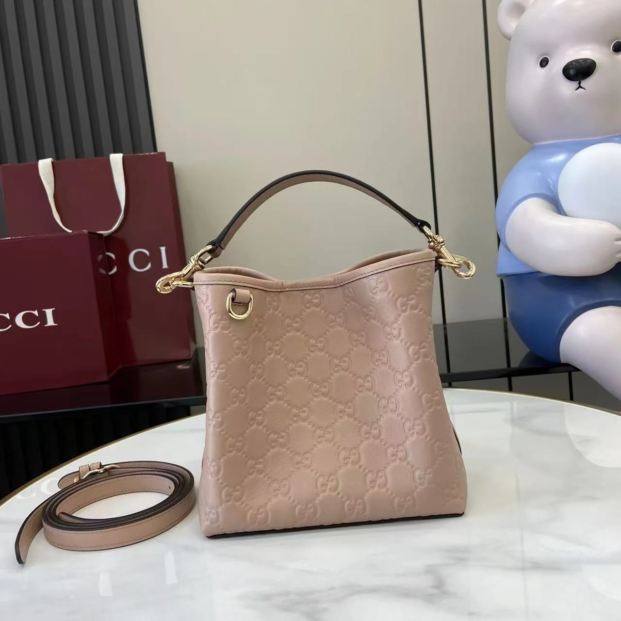 1-1837 UbestLuxury Gucci GG Emblem Bucket Bag 19cm main product photo SKU GU25640