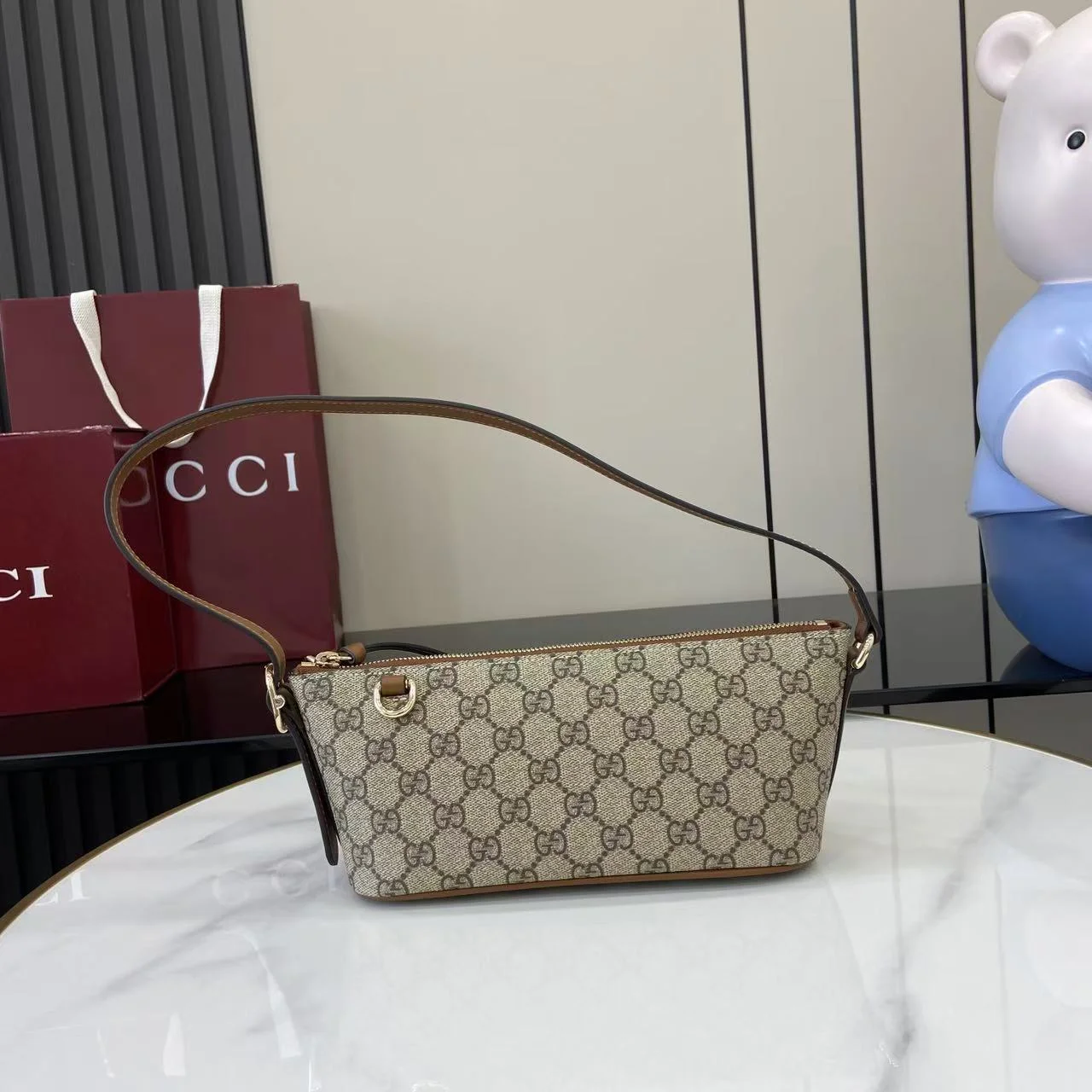 1-1861 UbestLuxury Gucci GG Emblem Shoulder Bag main product photo SKU GU25662