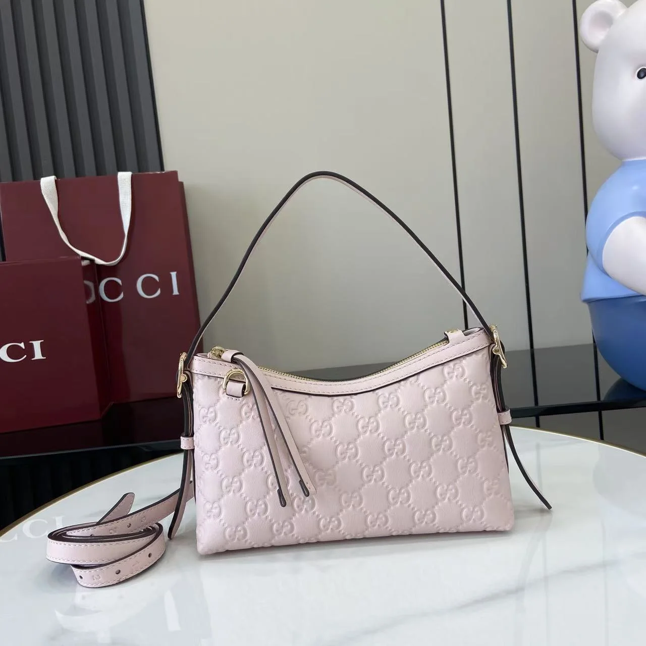 1-1875 UbestLuxury Gucci GG Emblem Shoulder Bag 22cm main product photo SKU GU25672