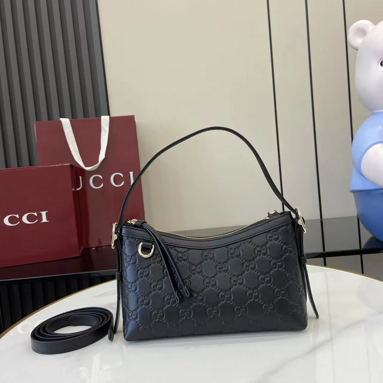 1-1879 UbestLuxury Gucci GG Emblem Shoulder Bag 22cm main product photo SKU GU25673