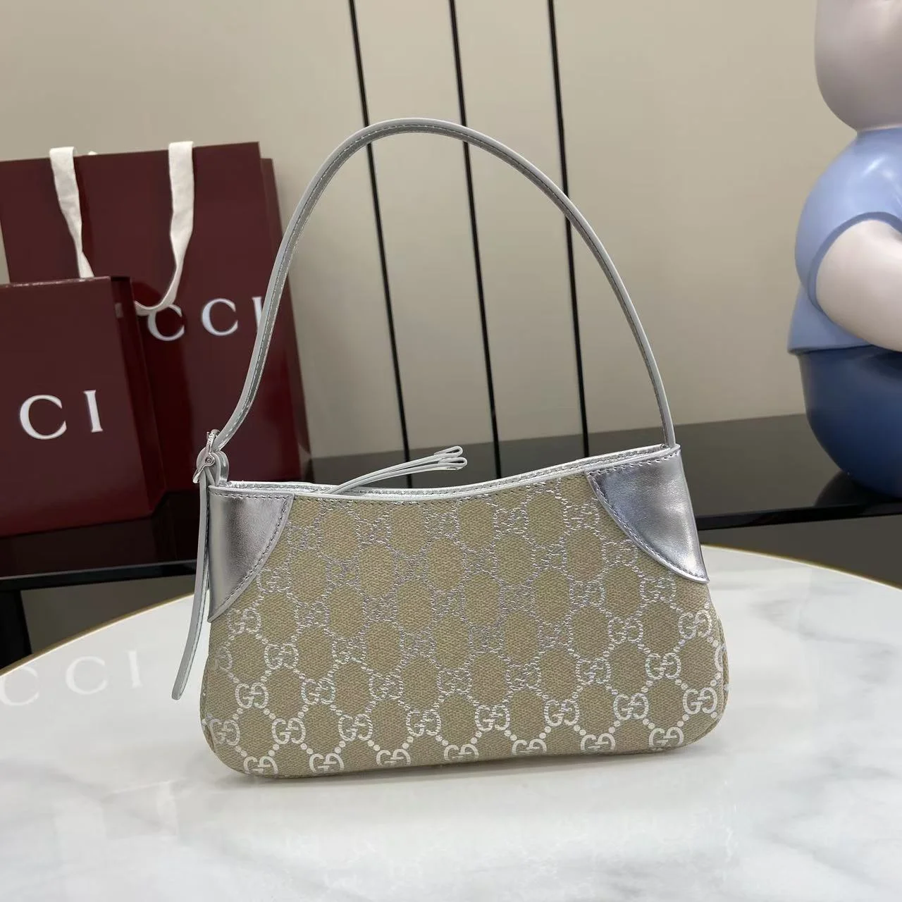1-1922 UbestLuxury Gucci GG Emblem Shoulder Bag 23cm main product photo SKU GU25702
