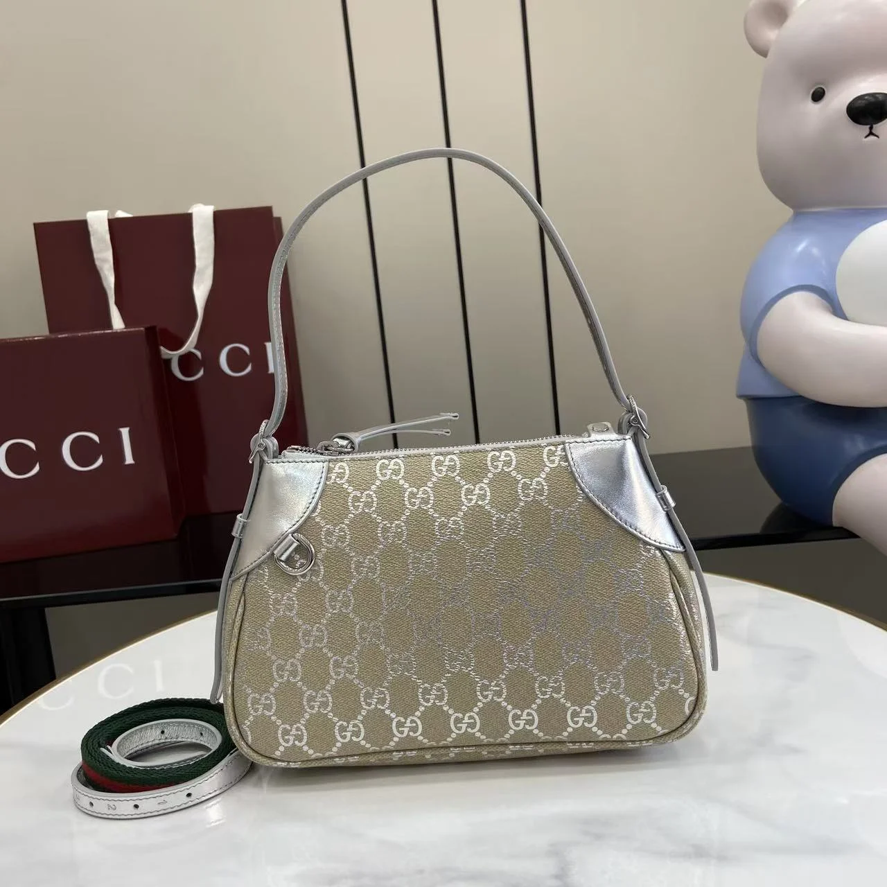 1-1923 UbestLuxury Gucci GG Emblem Shoulder Bag 24.5cm main product photo SKU GU25703