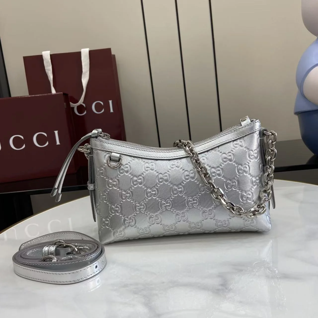 1-1931 UbestLuxury Gucci GG Emblem Handbag 22cm main product photo SKU GU25711