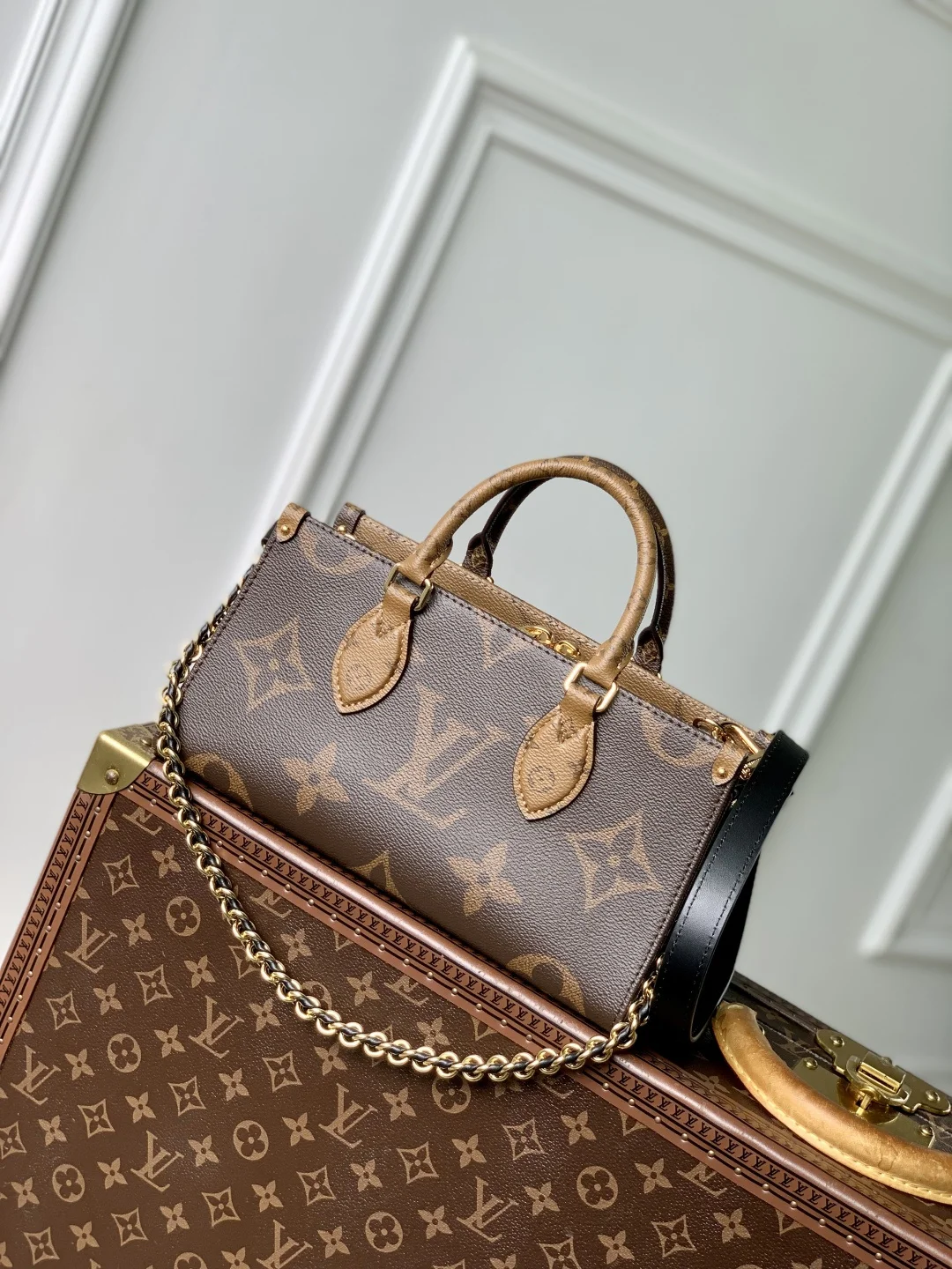 1-3804 Louis Vuitton OnTheGo East West Tote Bag 25cm - Image 1