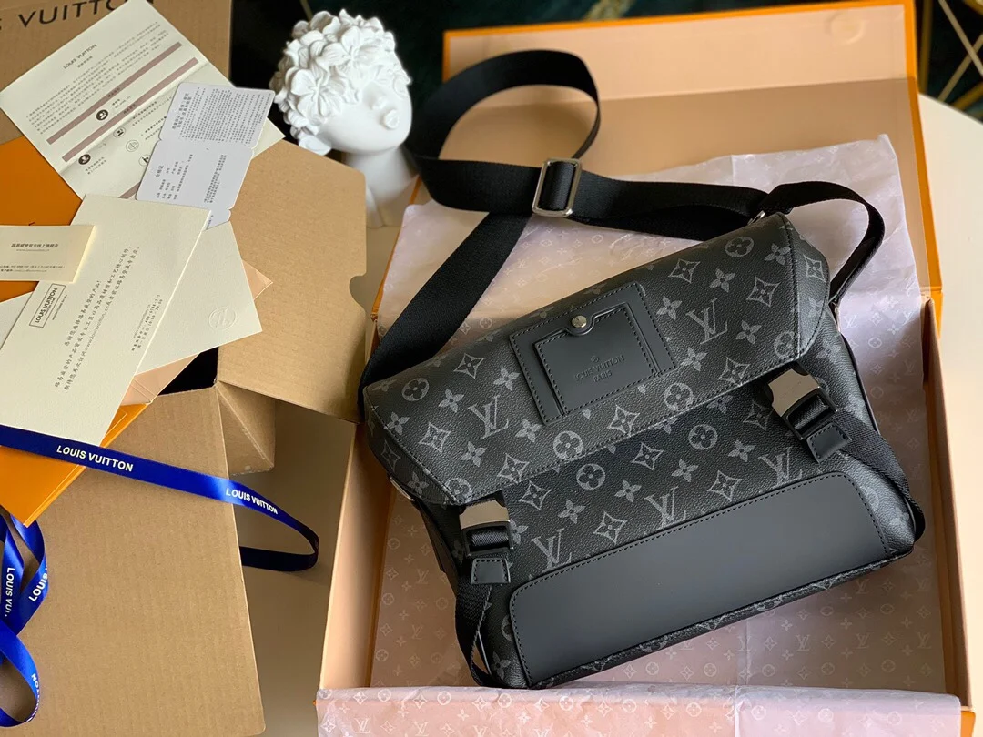 1-3806 Messenger MM Voyager Handbag 32cm - Image 1