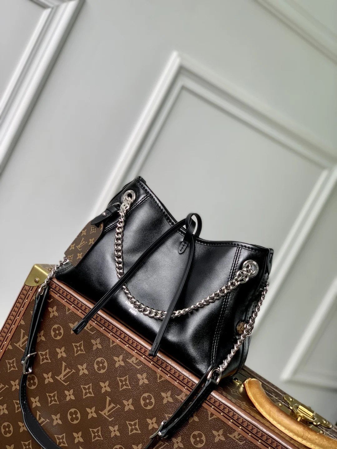 1-3822 Louis Vuitton Handbag 26cm - Image 1