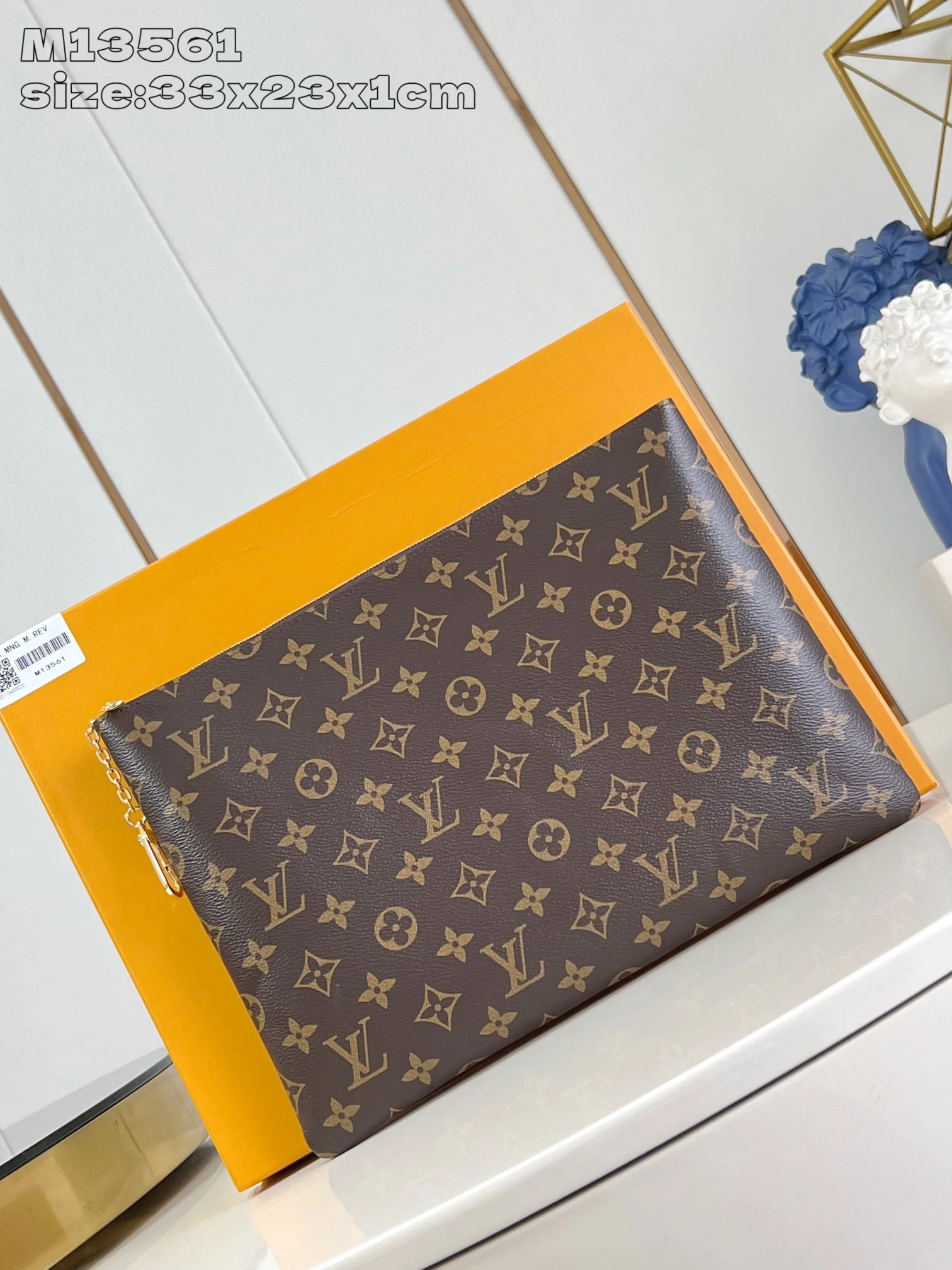 1-3824 Louis Vuitton M13561 Wallet 33cm - Image 1