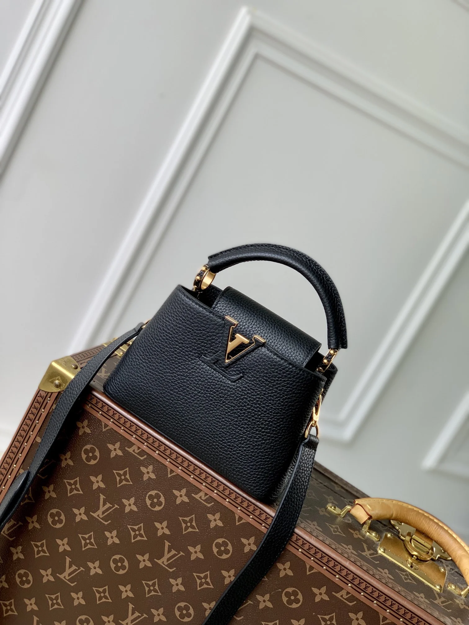 1-3839 Louis Vuitton Capucines Shoulder Bag 21cm - Image 1