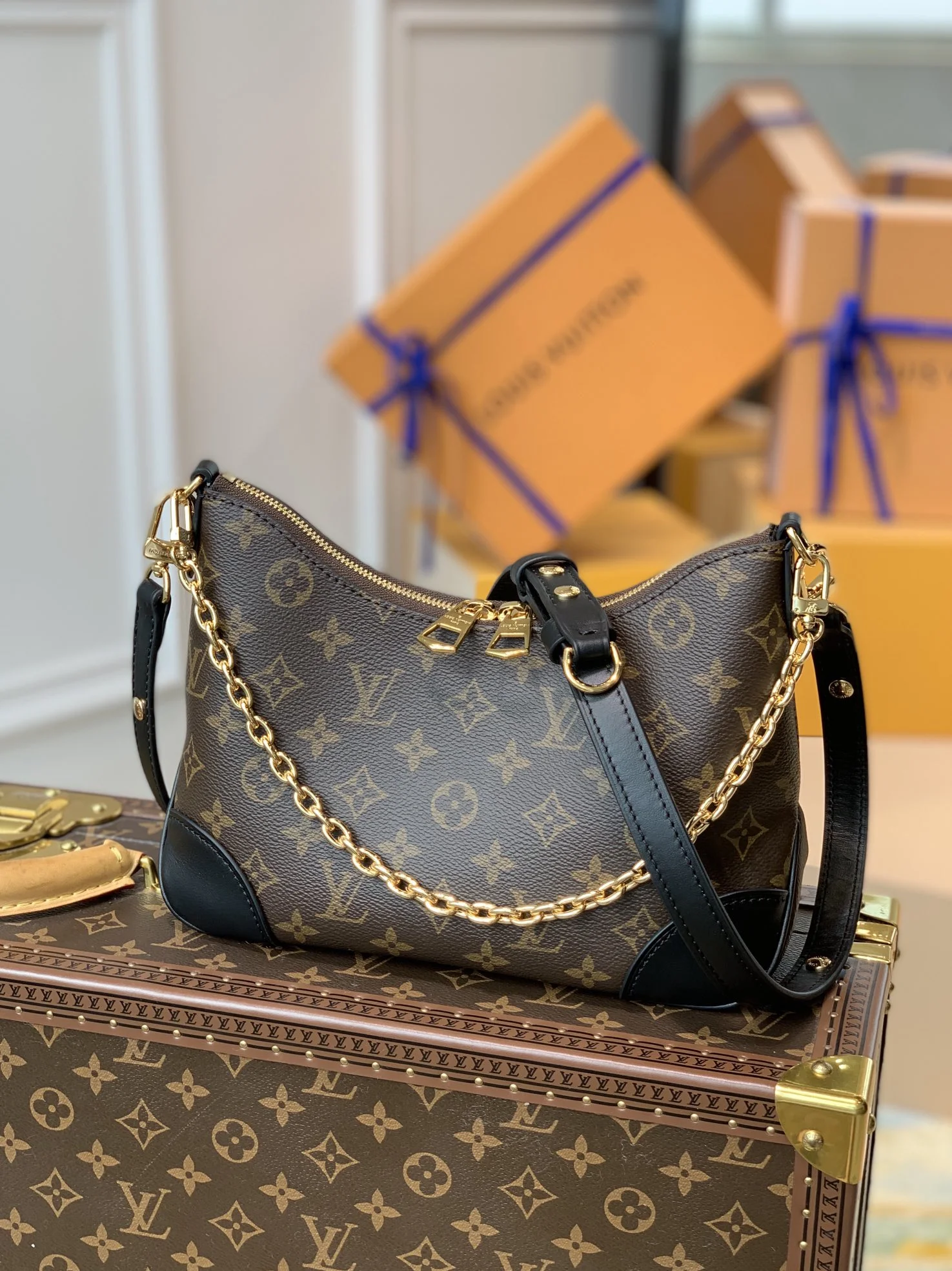 1-3852 Louis Vuitton Odeon Shoulder Bag 27cm - Image 1
