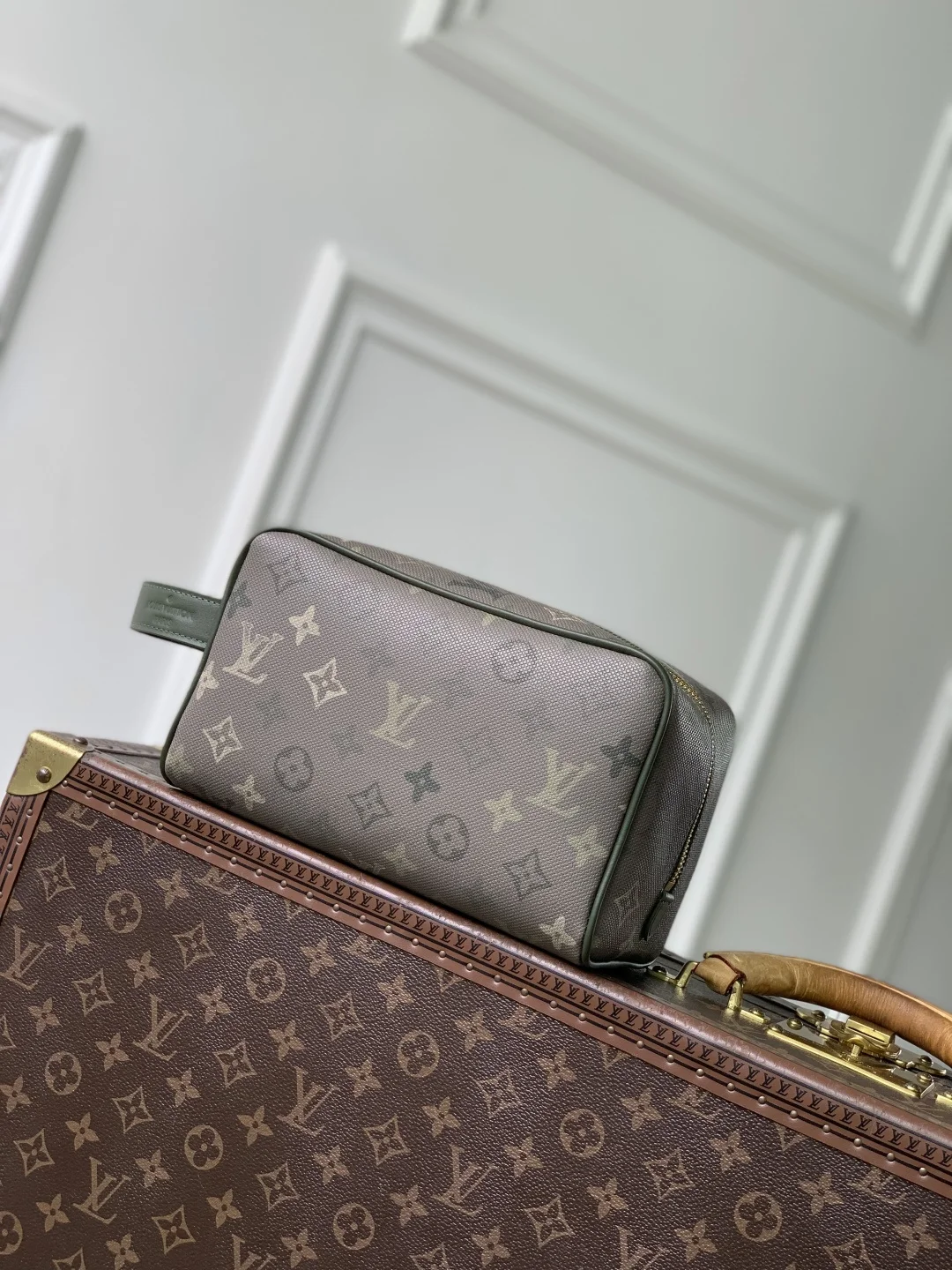 1-3865 Louis Vuitton Locker Dopp Kit 23cm - Image 1