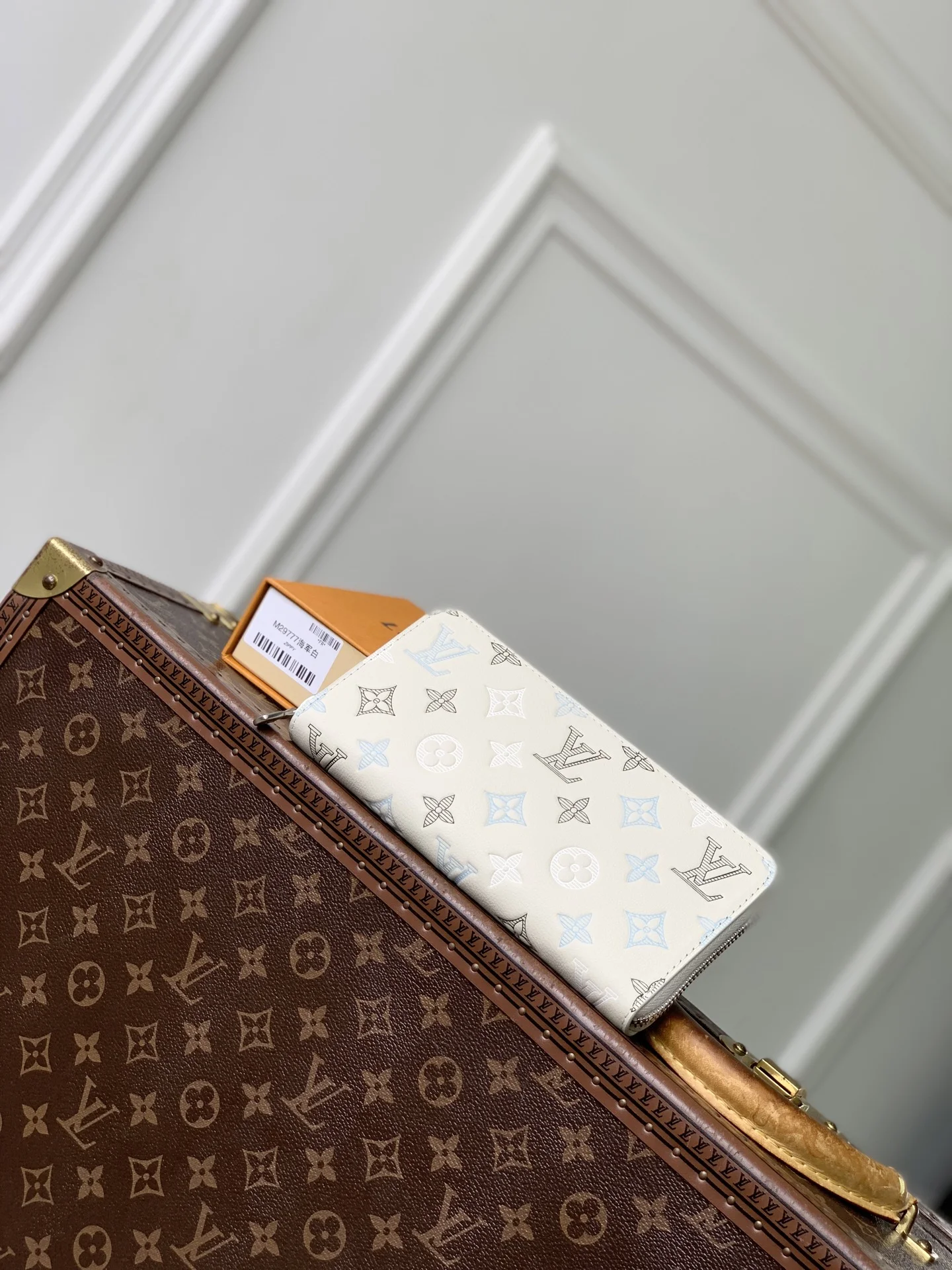 1-3900 Louis Vuitton Wallet 21cm - Image 1