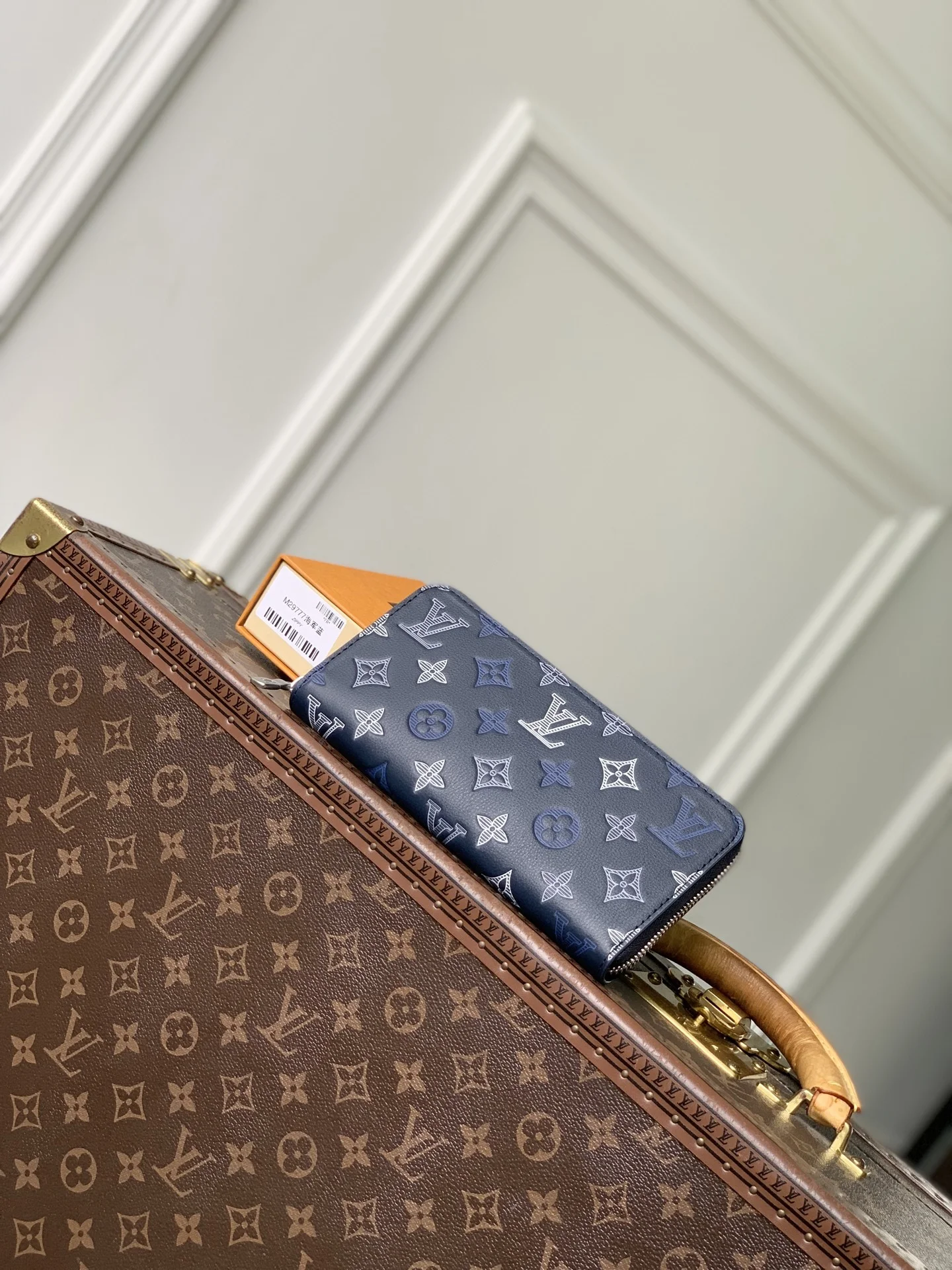 1-3908 Louis Vuitton Wallet 21cm - Image 1
