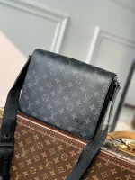 Louis Vuitton District Messenger Bag 26cm
