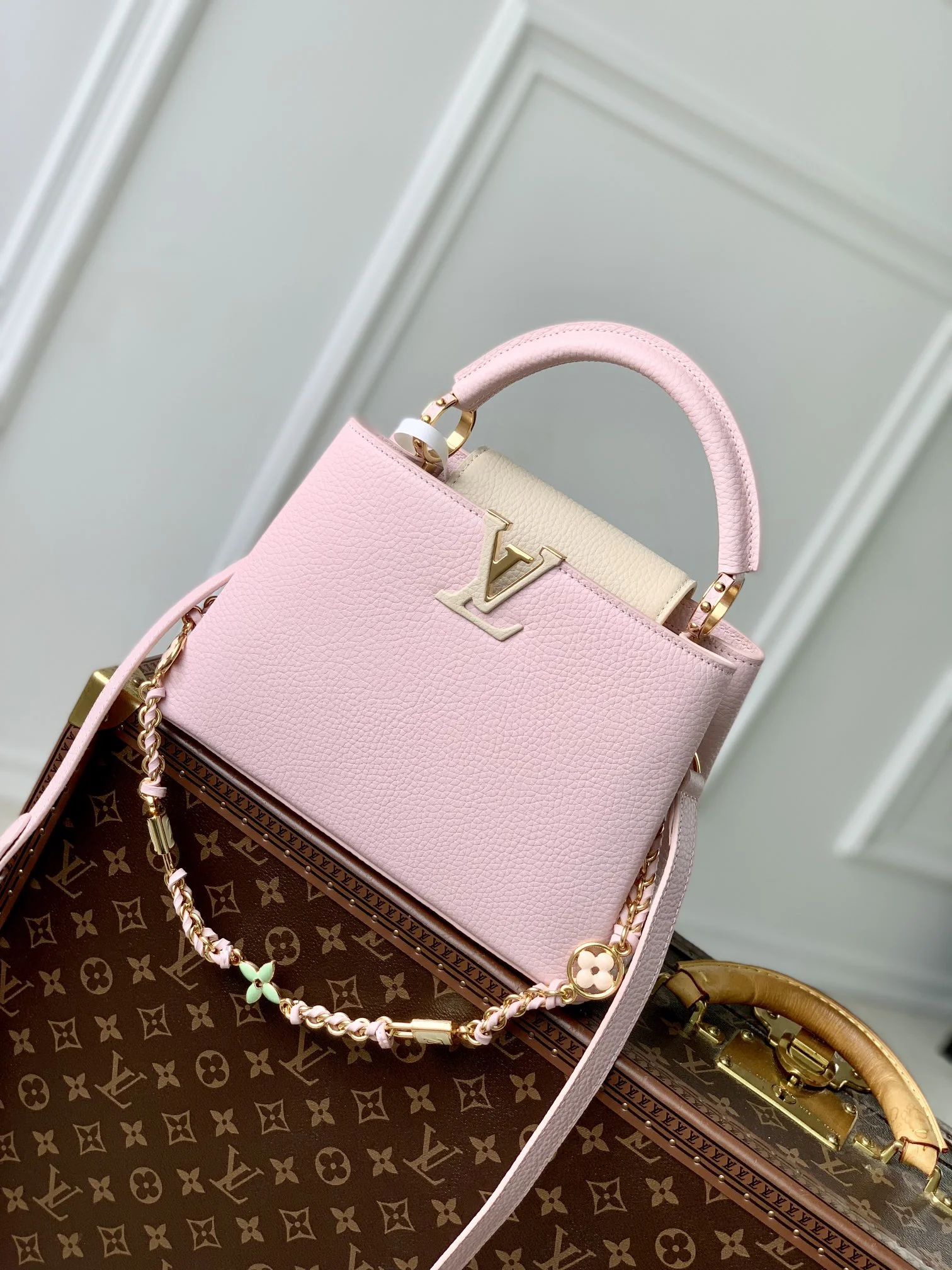 1-3929 Louis Vuitton Capucines Handbag 27cm - Image 1