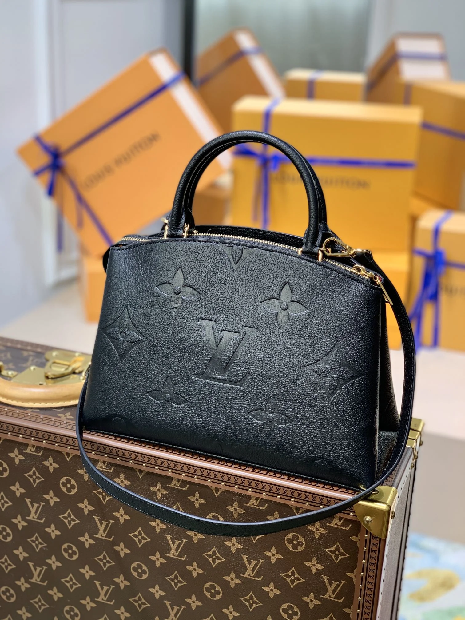 1-3931 Louis Vuitton PETIT PALAIS Shoulder Bag 29cm - Image 1