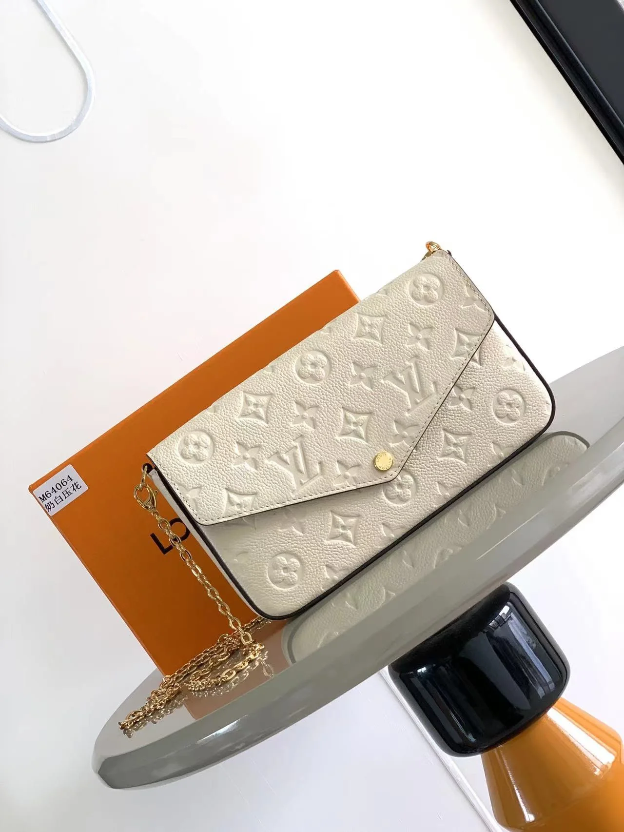 1-3944 MonogramEmpreinte Shoulder Bag 21cm - Image 1
