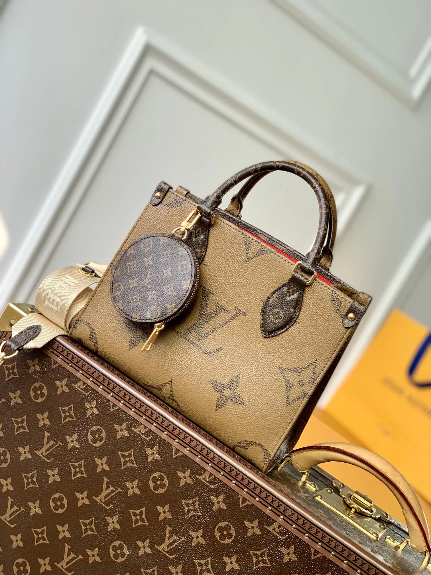 1-3947 Louis Vuitton OnTheGo Small Tote Bag 25cm - Image 1