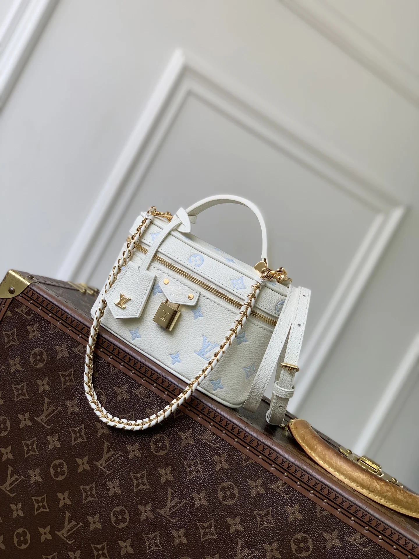 1-3957 Louis Vuitton Vanity Chain Pouch 19cm - Image 1
