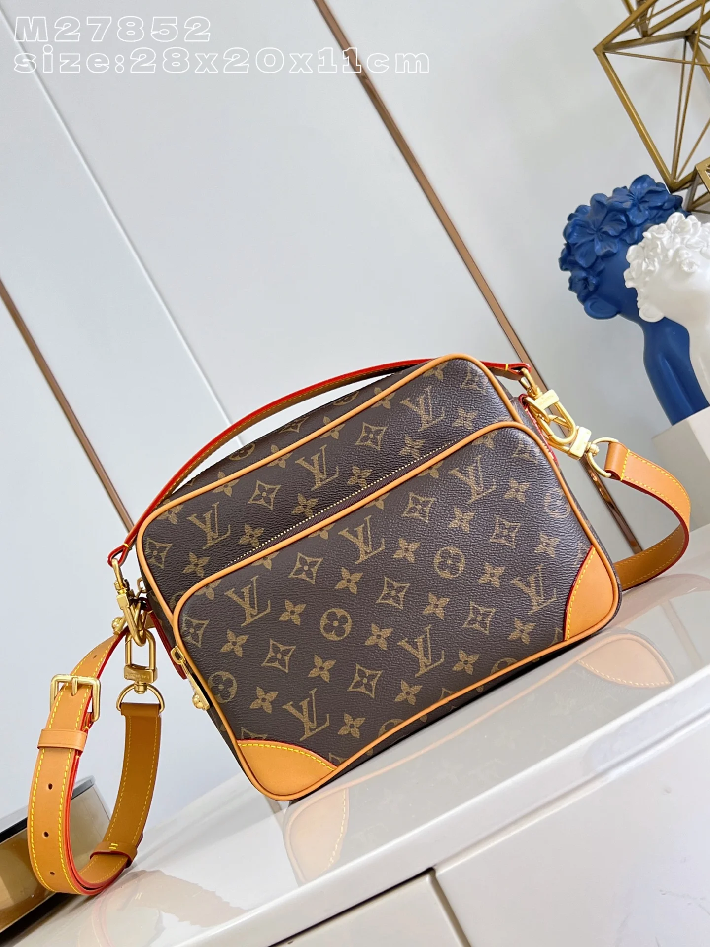 1-3974 Louis Vuitton Shoulder Bag 28.5cm - Image 1