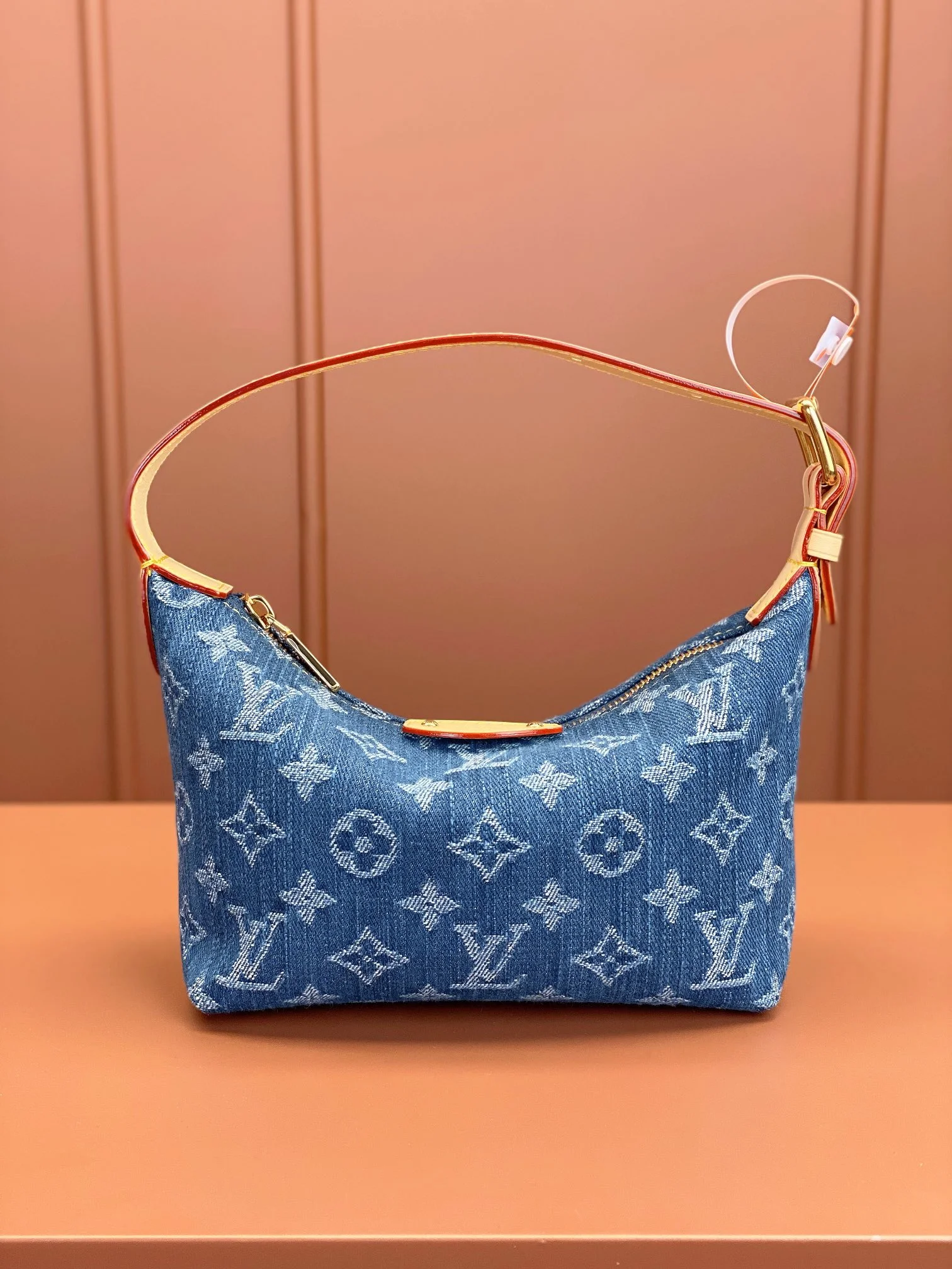 1-3975 HILLS POCHETTE Handbag 18.5cm - Image 1