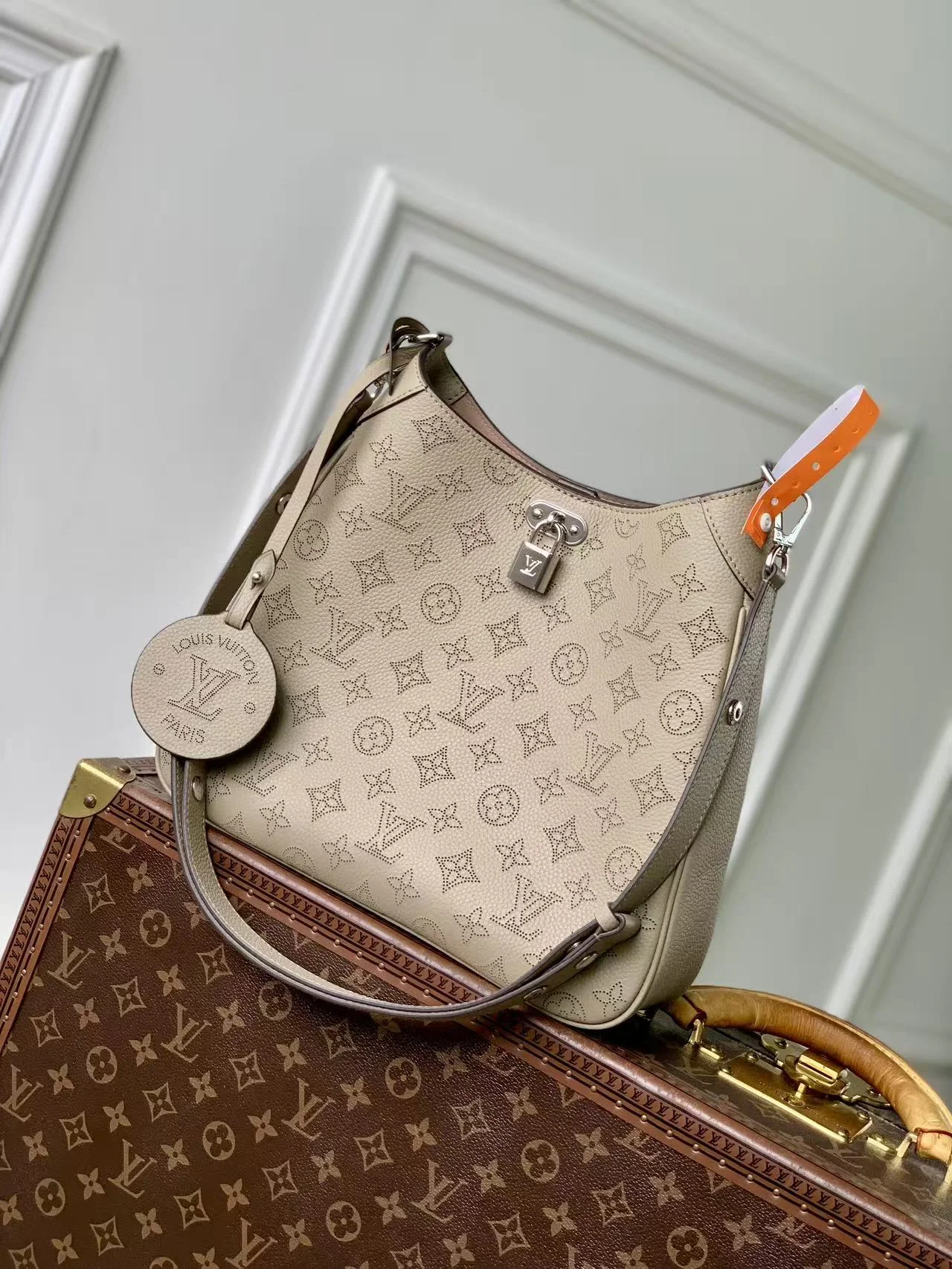 1-3982 Louis Vuitton Handbag 28cm - Image 1