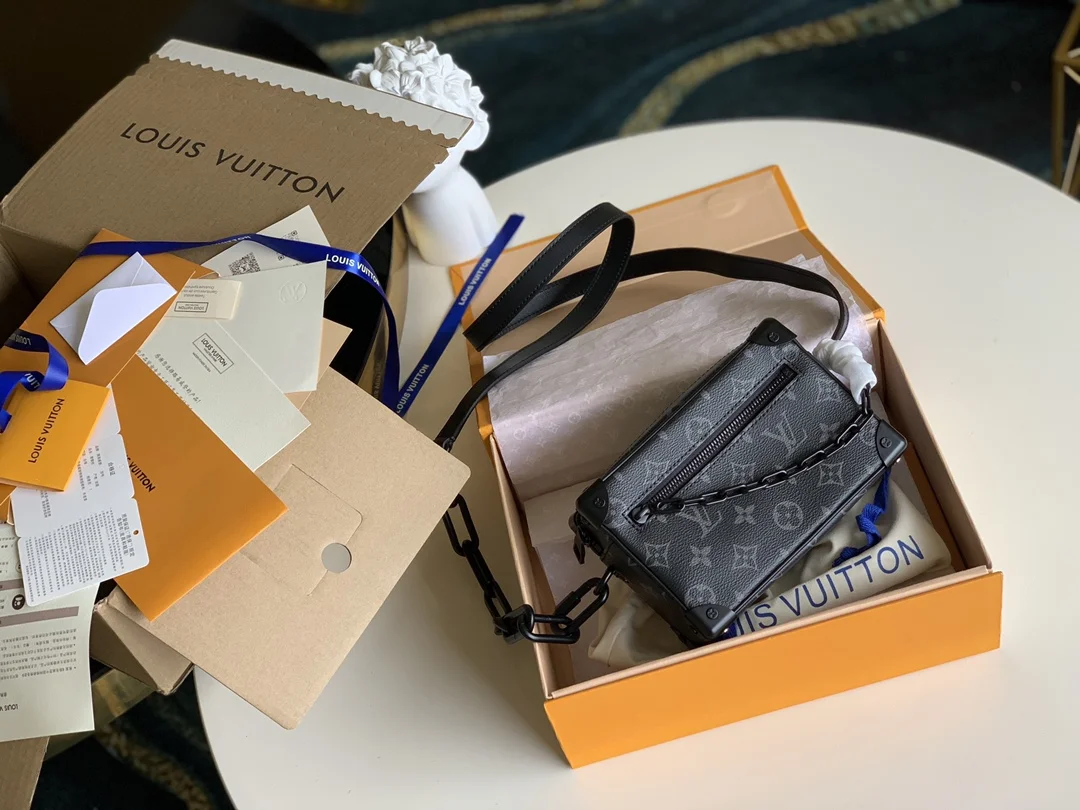 1-3988 Louis Vuitton Shoulder Bag 18.5cm - Image 1
