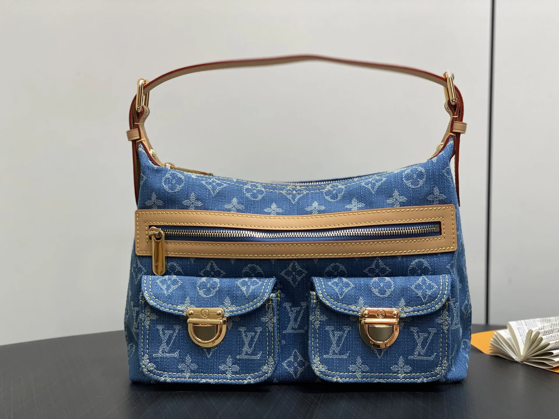 1-3994 VINTAGE Shoulder Bag 30cm - Image 1