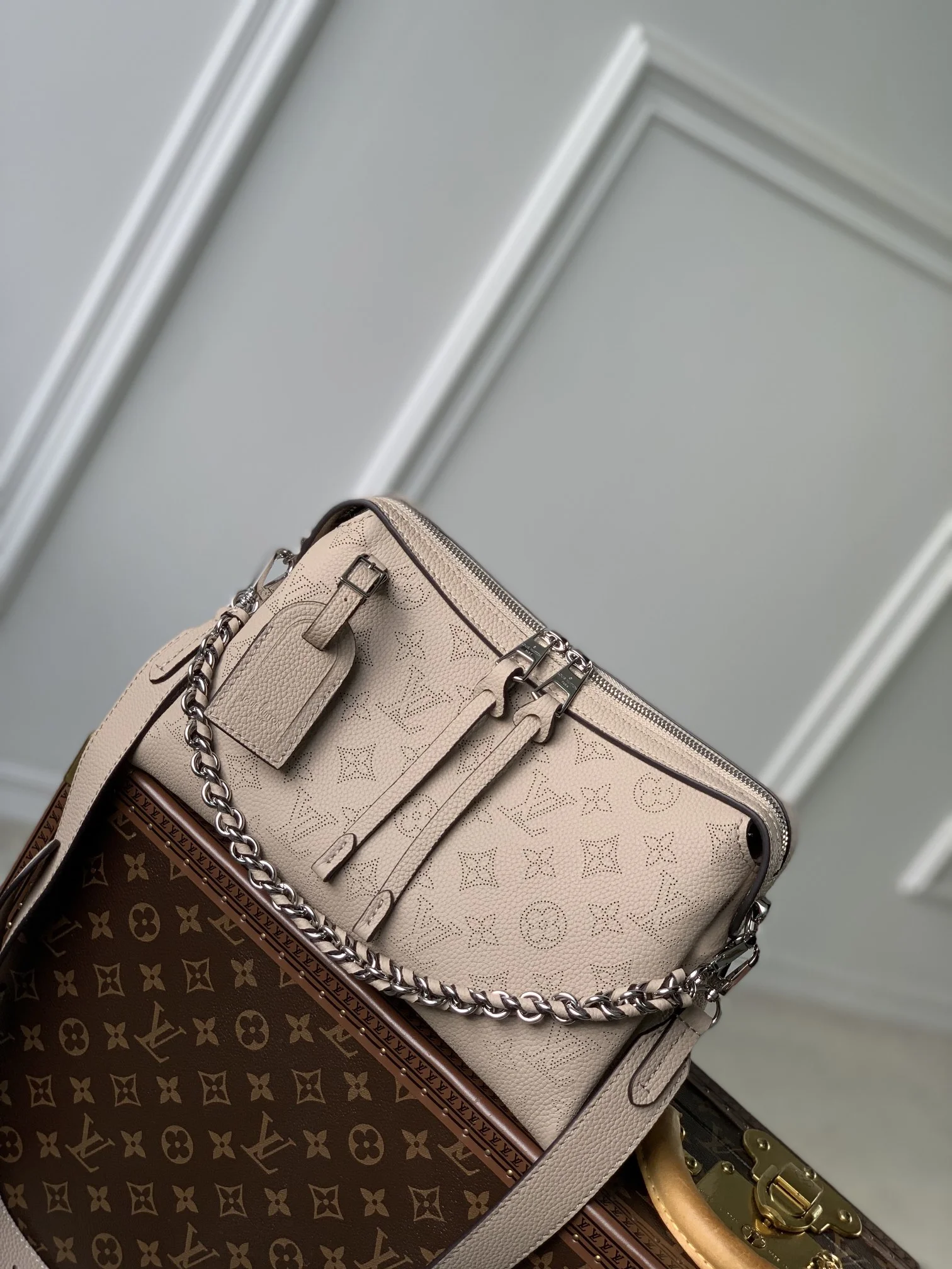 1-4002 Louis Vuitton Mahina Hand It All Handbag 29cm - Image 1