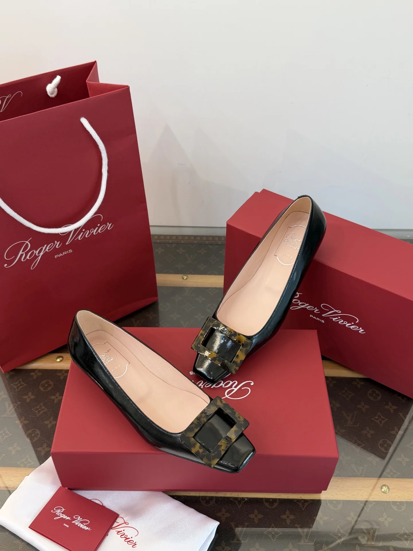 1-4057 Roger Vivier Belle Vivier Tortoiseshell Buckle 2.5cm Patent Leather Ballet Flats - Image 1