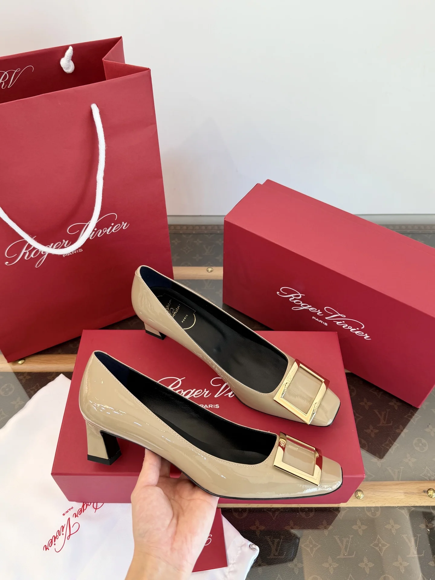 1-4212 Roger Vivier Trompette Square Toe Gold Buckle Patent Leather Heels 4.5cm - Image 1