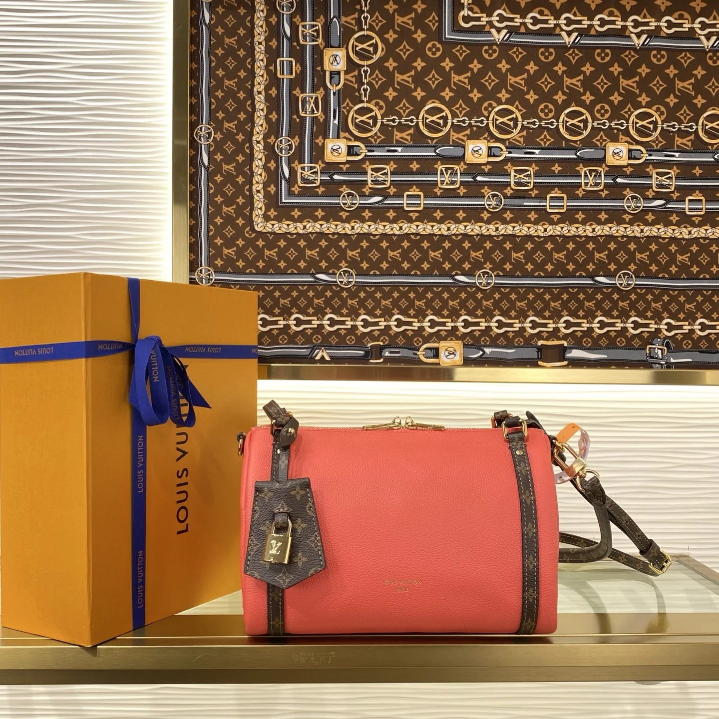 1-4421 Louis Vuitton MB Handbag 26cm - Image 1