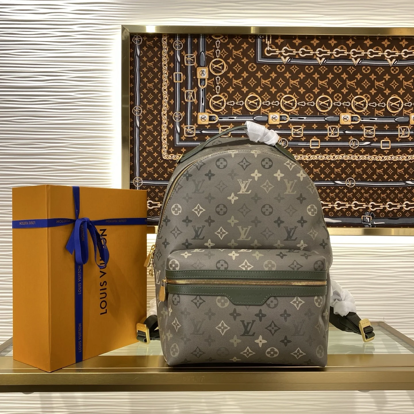 1-4456 Louis Vuitton Discovery PM Backpack 40cm - Image 1
