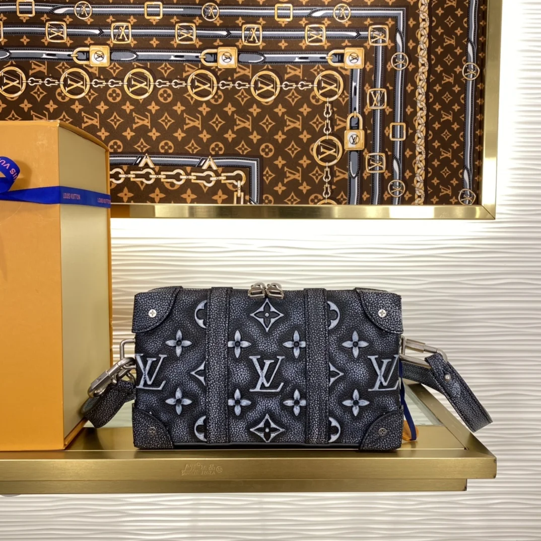 1-4621 Louis Vuitton Soft Trunk Case 22.5cm - Image 1