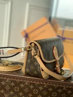 Louis Vuitton DIANE Shoulder Bag 25cm - Image 2