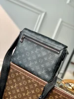 Louis Vuitton District Messenger Bag 26cm - Image 2