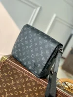 Louis Vuitton District Messenger Bag 26cm - Image 3