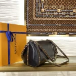 Louis Vuitton EXPRESS Small Handbag Wallet 26cm - Image 3