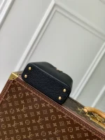 Louis Vuitton Capucines Shoulder Bag 21cm - Image 4