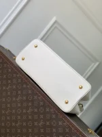 Louis Vuitton Capucines Handbag 37.5cm - Image 4