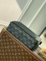Louis Vuitton District Messenger Bag 26cm - Image 4