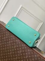 Louis Vuitton Capucines Handbag 37.5cm - Image 4