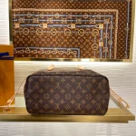 Louis Vuitton Neverfull MM Handbag 32cm - Image 6