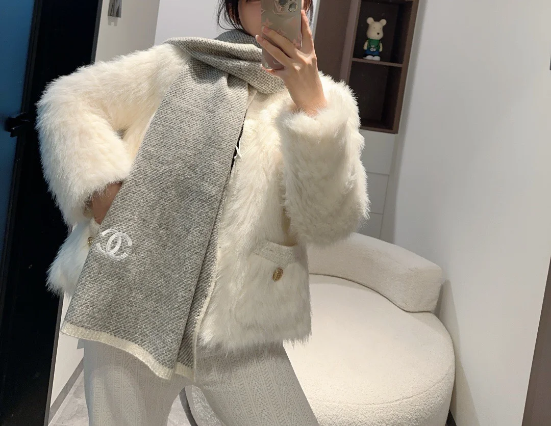 1-1360 Chanl Classic Diamond Pattern Wool Cashmere Scarf - Image 1