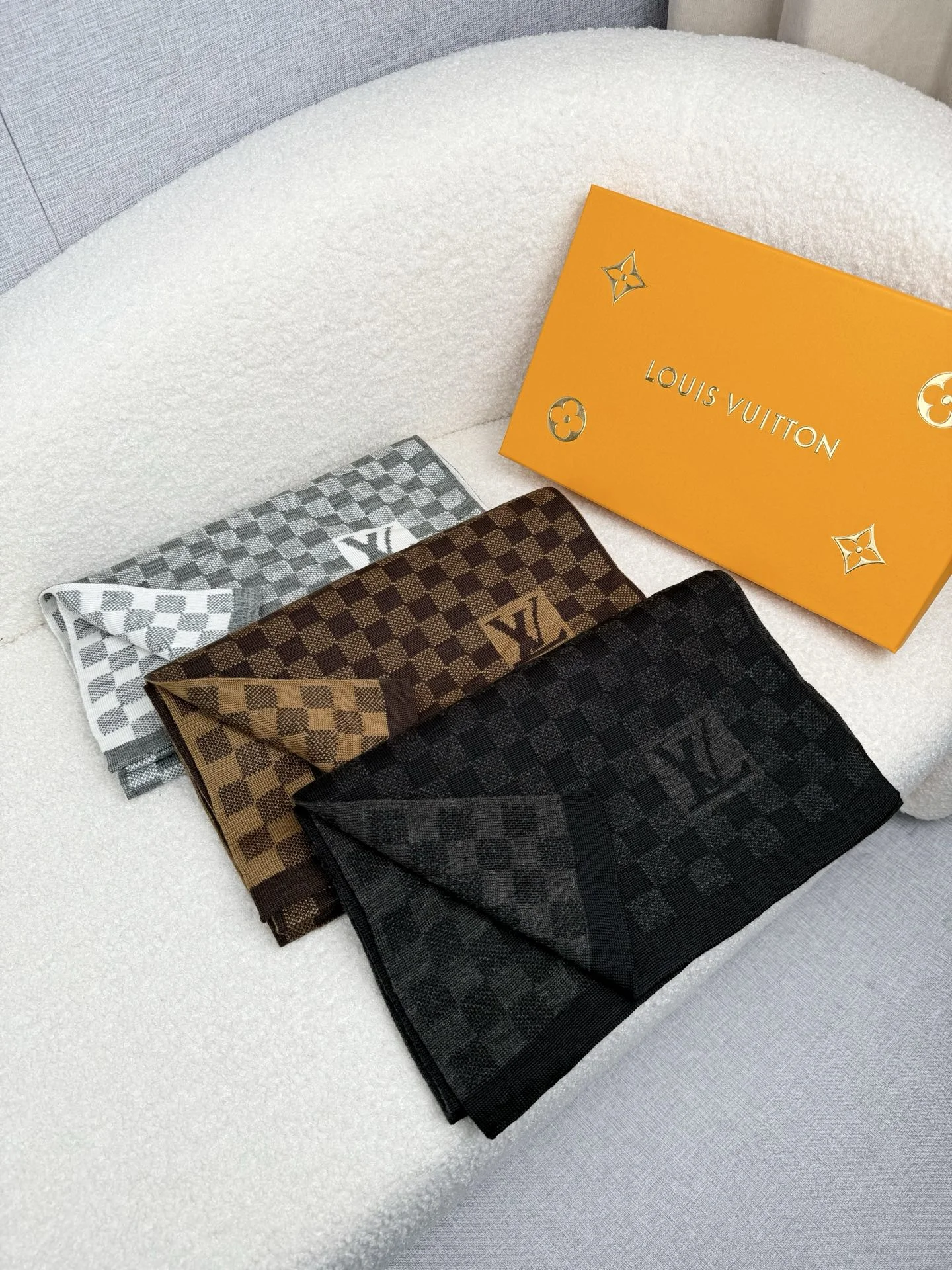 1-1468 Louis Vuitton Petit Damier Knit Wool Scarf - Image 1
