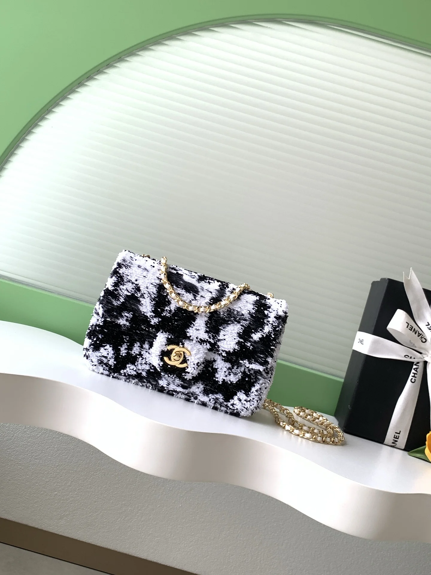 1-175 Chanel CF Sequined SO Handbag 21cm - Image 1