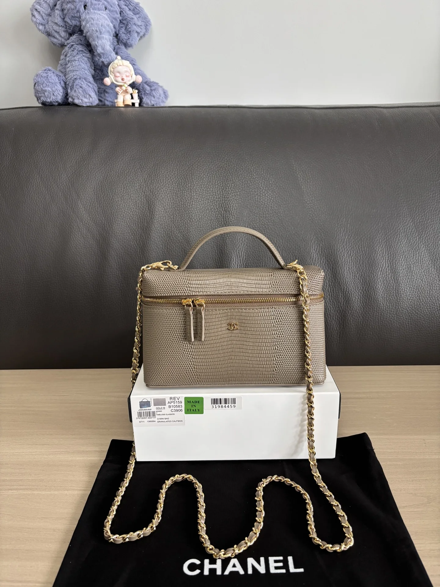 1-1835 Chanel Vanity Case with Chain - Image 1