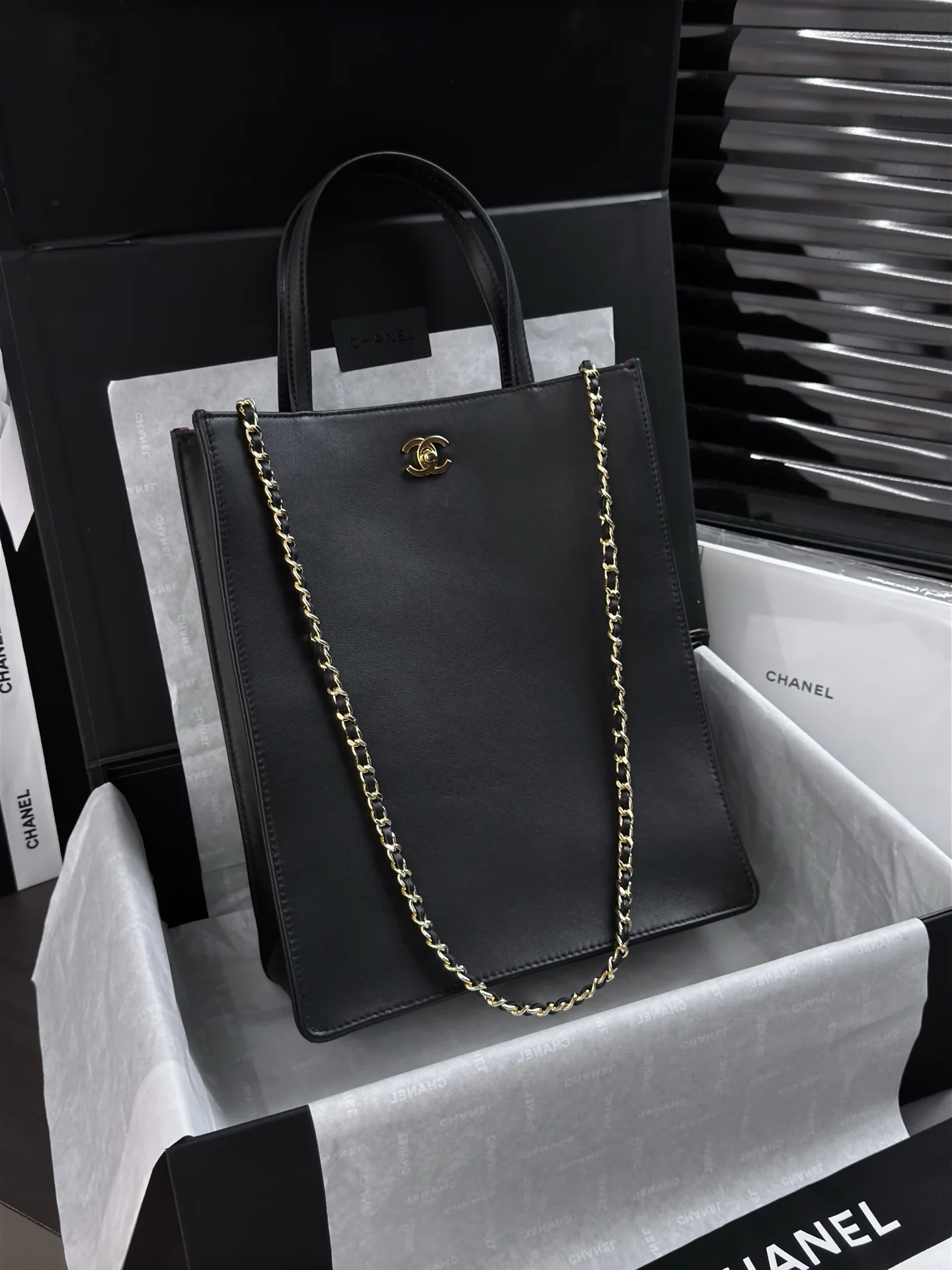 1-1919 Chanel 26A Vertical Tote Bag 23.5cm - Image 1