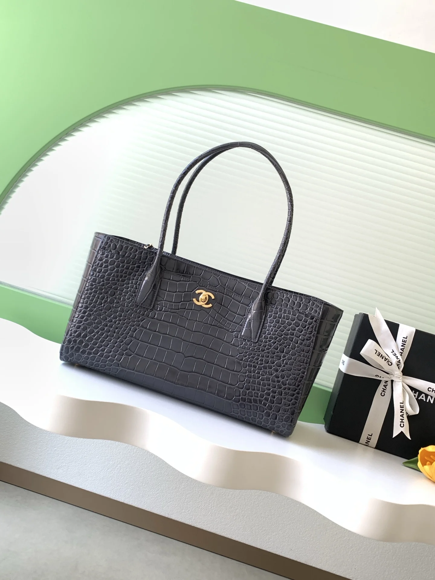 1-1925 Chanel 26S Cerf Crocodile-Embossed Tote Bag 39cm - Image 1