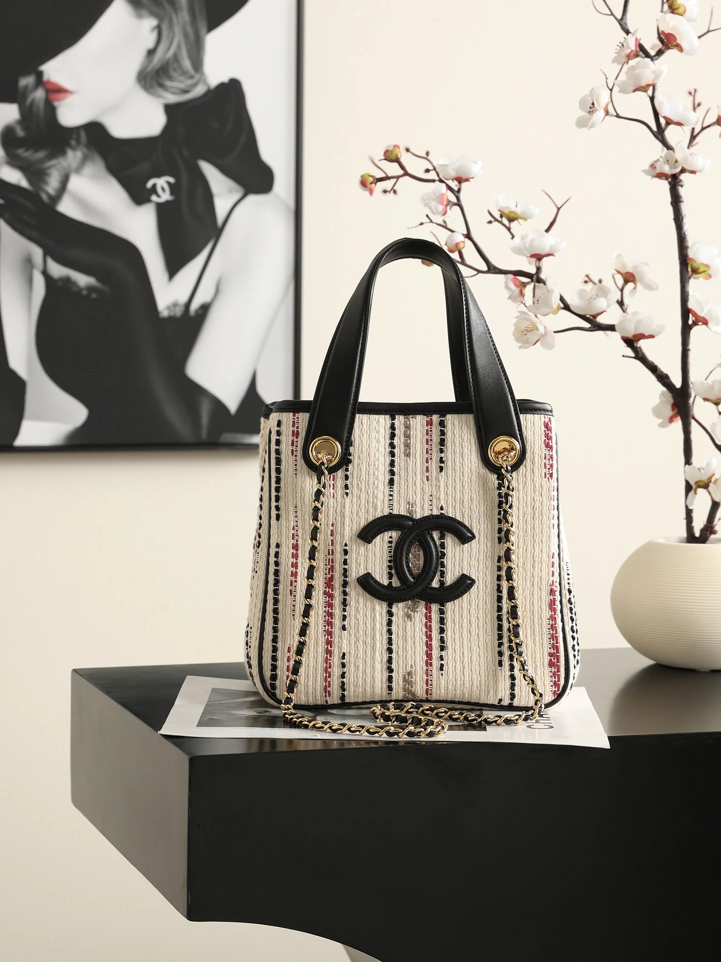 1-203 Chanel AS2199 Tote Bag 21cm - Image 1